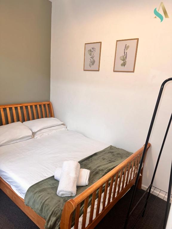 1 dormitorio con 1 cama con 2 toallas en Milton Road Flat 1 - TSAC, en Hartlepool