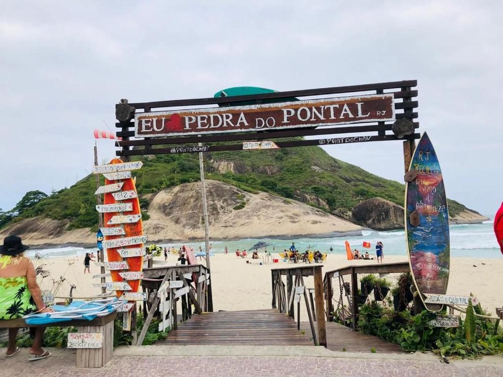 里約熱內盧的住宿－lindo apartamento no recreio bem pertinho da praia，海滩上的码头上带有冲浪板的标志