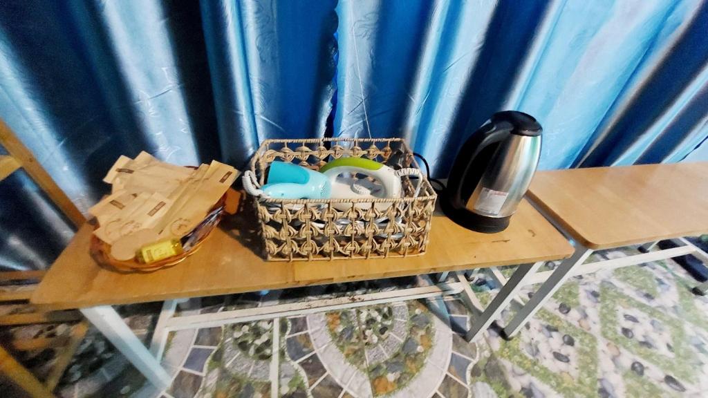 una mesa con una cesta y un teléfono en ella en Let's go CAN THO - CAN THO FARMSTAY en Ấp Phú Thạnh (4)