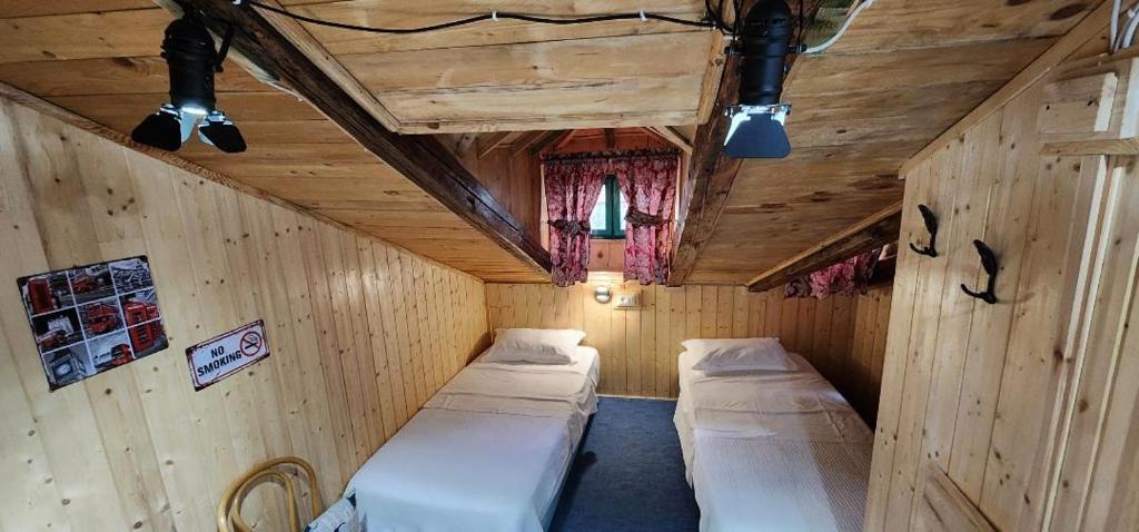 Postel nebo postele na pokoji v ubytování Hotel London
