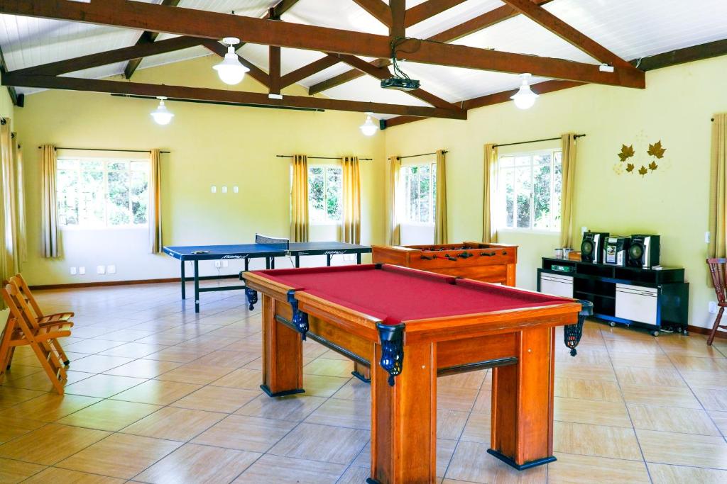Uma mesa de bilhar em Pousada Highland