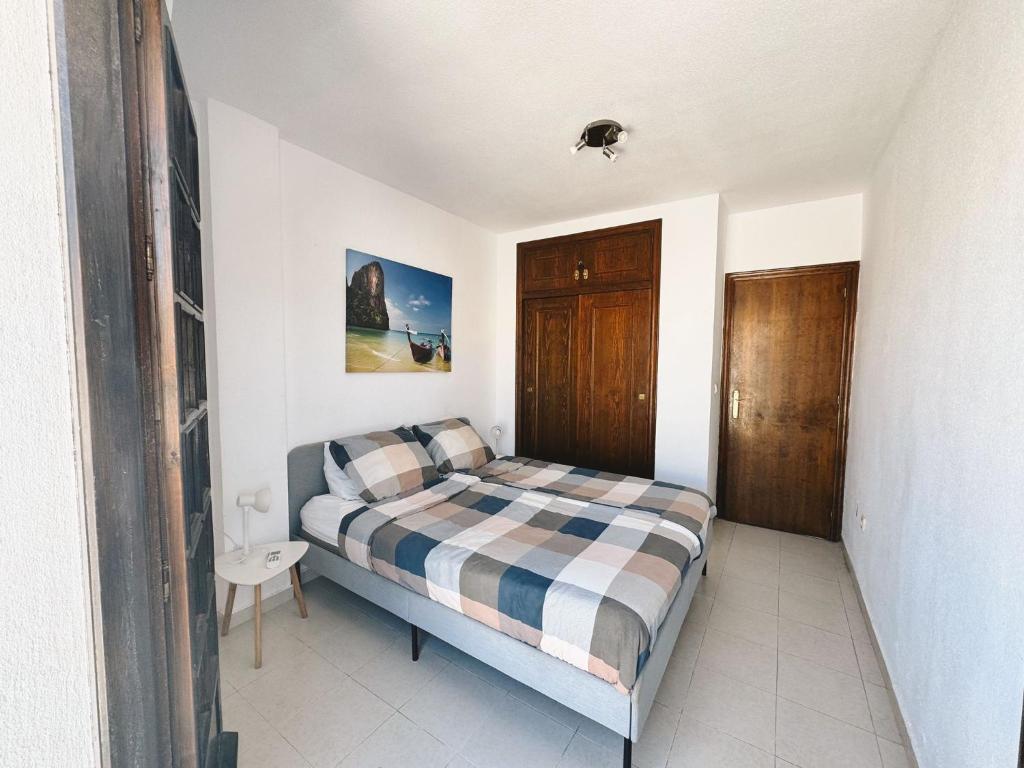 - une chambre avec un lit et une couverture tressée dans l'établissement Apartment El Paraiso, 1 Bedroom 300M from the sea, à Torrevieja