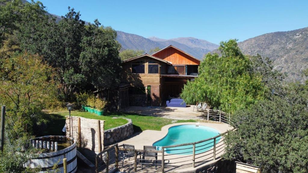 聖何塞德邁波的住宿－Loft de montaña Los Guayacanes，庭院中带游泳池的房子