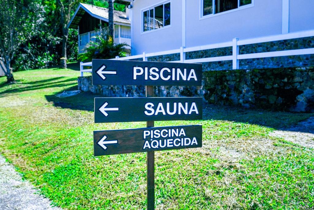 Um certificado, prémio, placa ou documento mostrado em Pousada Highland