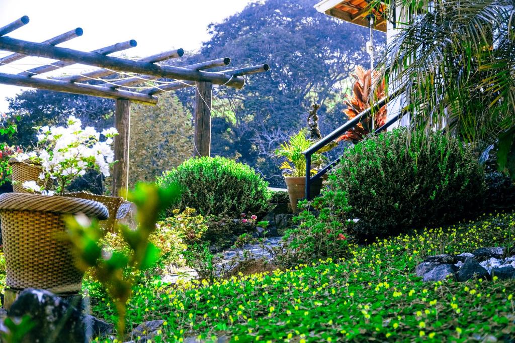 Um jardim no exterior de Pousada Highland