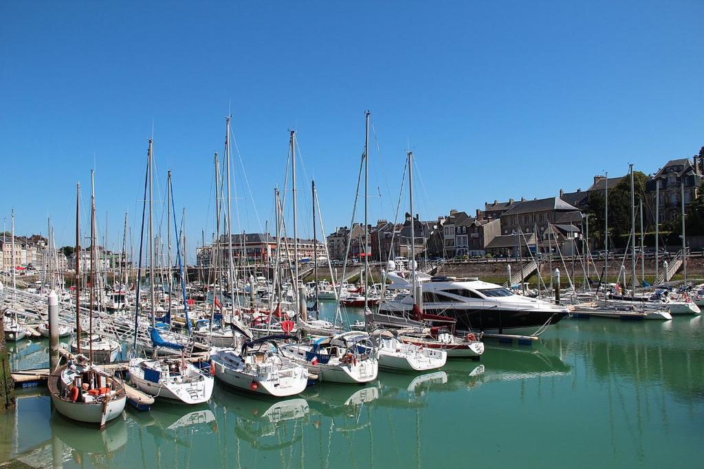 un groupe de bateaux est amarré dans un port dans l'établissement Appartement meublé en plein coeur de ST VALERY EN CAUX, à Saint-Valery-en-Caux