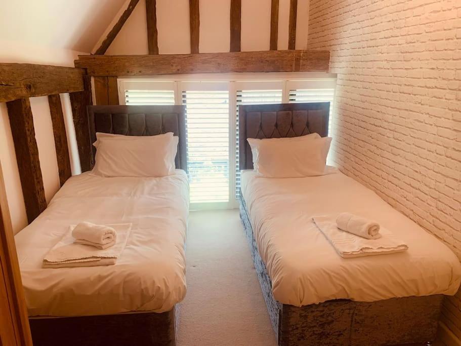 - 2 lits jumeaux dans une chambre avec fenêtre dans l'établissement BARN: Sleeps 6, Stansted 12 mins, à Hatfield Broad Oak