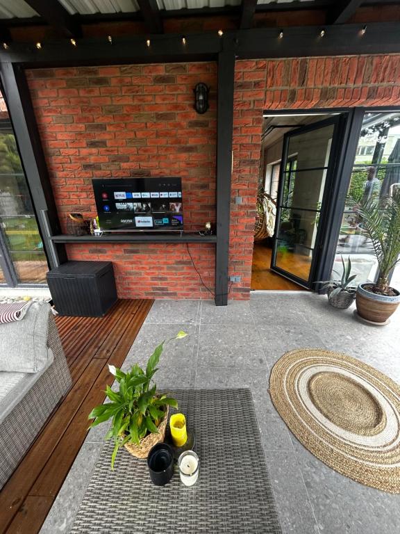TV a/nebo společenská místnost v ubytování VILLA KATARINA with heated pool