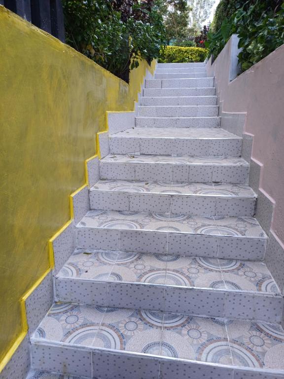 um conjunto de escadas com piso em azulejo em BERNKISH HOMES em Nakuru