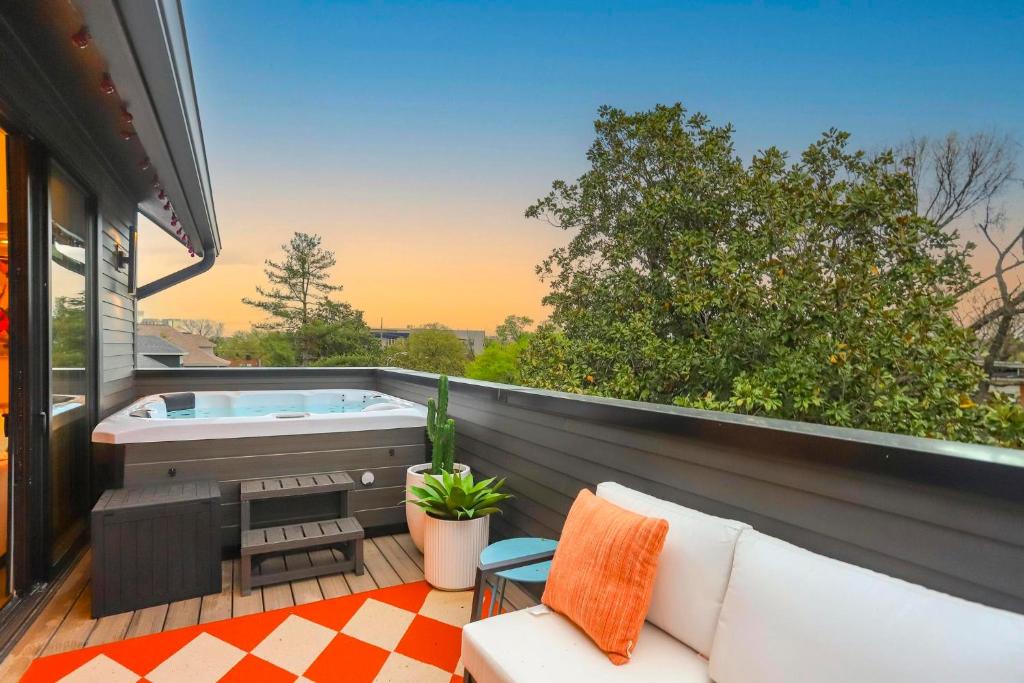 een balkon met een hot tub en een bank bij Music Row Hot Tub & Views in Nashville