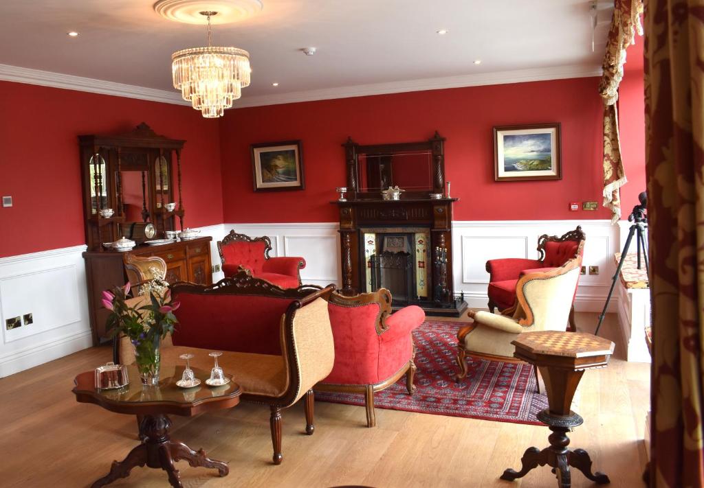 salon z czerwonymi ścianami i krzesłami w obiekcie Tobervilla Guest House w mieście Caherdaniel