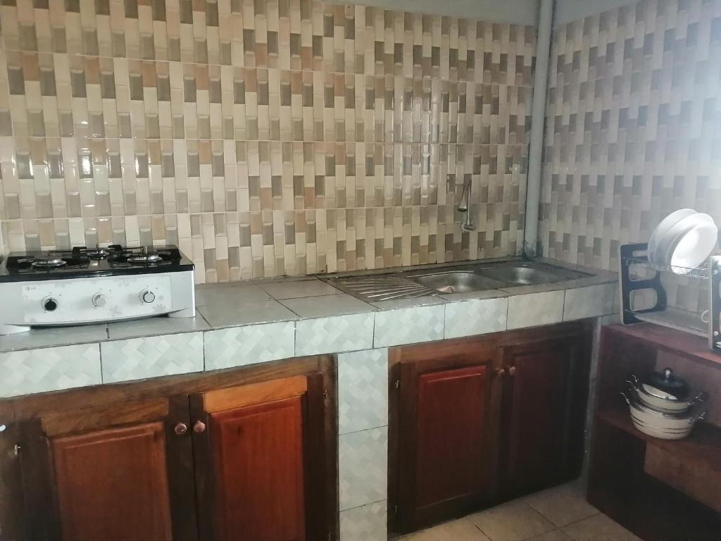 uma cozinha com um fogão e uma bancada em Bertoua : Bel appartement en centre-ville em Bertoua