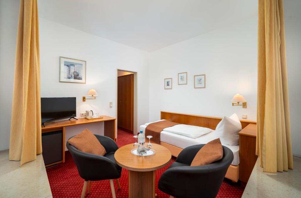 TV a/nebo společenská místnost v ubytování ARKADEN Hotel Kelkheim