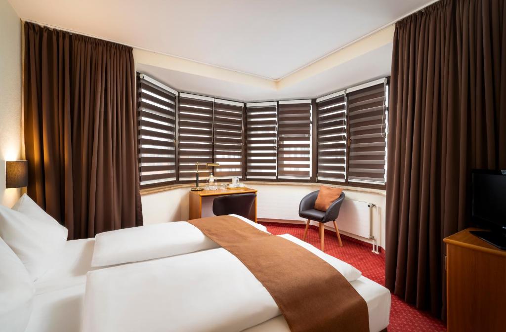 Postel nebo postele na pokoji v ubytování ARKADEN Hotel Kelkheim