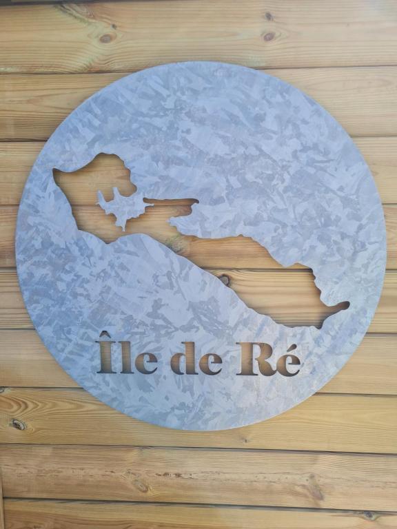 a sign with a map and the words he de re at Villa la Ferlandiere in Sainte-Marie-de-Ré