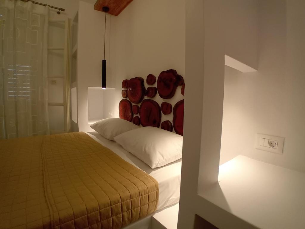 Łóżko lub łóżka w pokoju w obiekcie Nikolas ios Village
