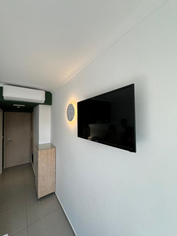 TV a/nebo společenská místnost v ubytování Catherine Hotel