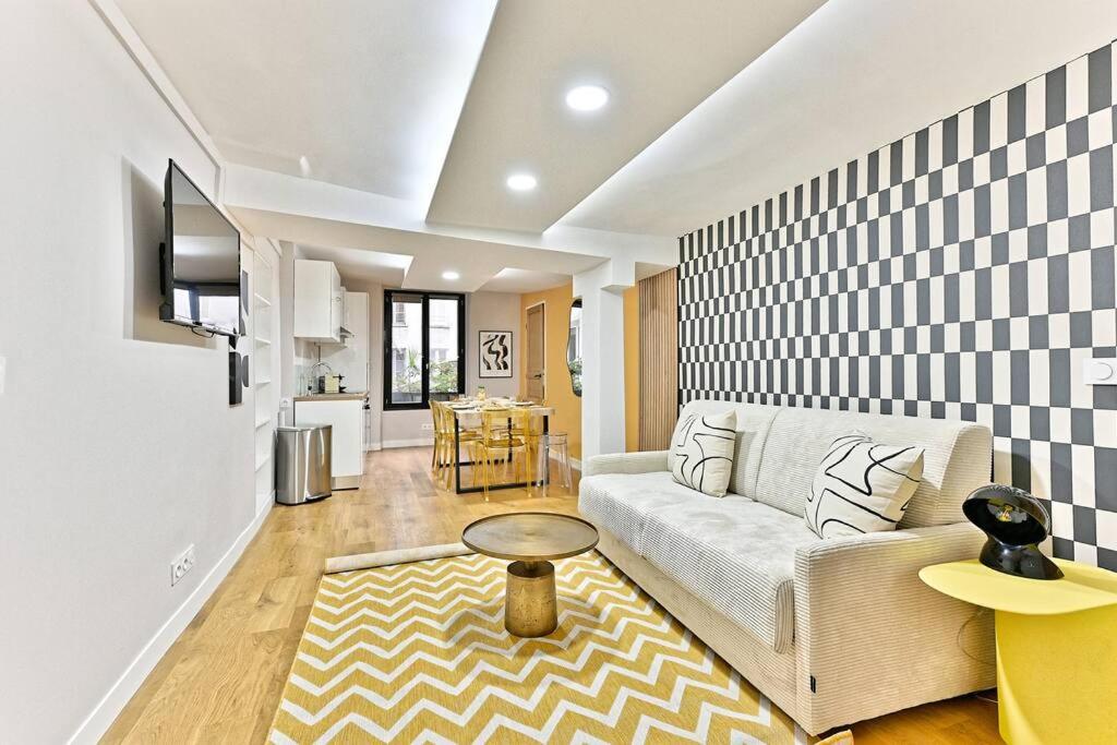 un salon avec un canapé et une table dans l'établissement Appartement 3 chambres proche Châtelet-Les Halles, à Paris
