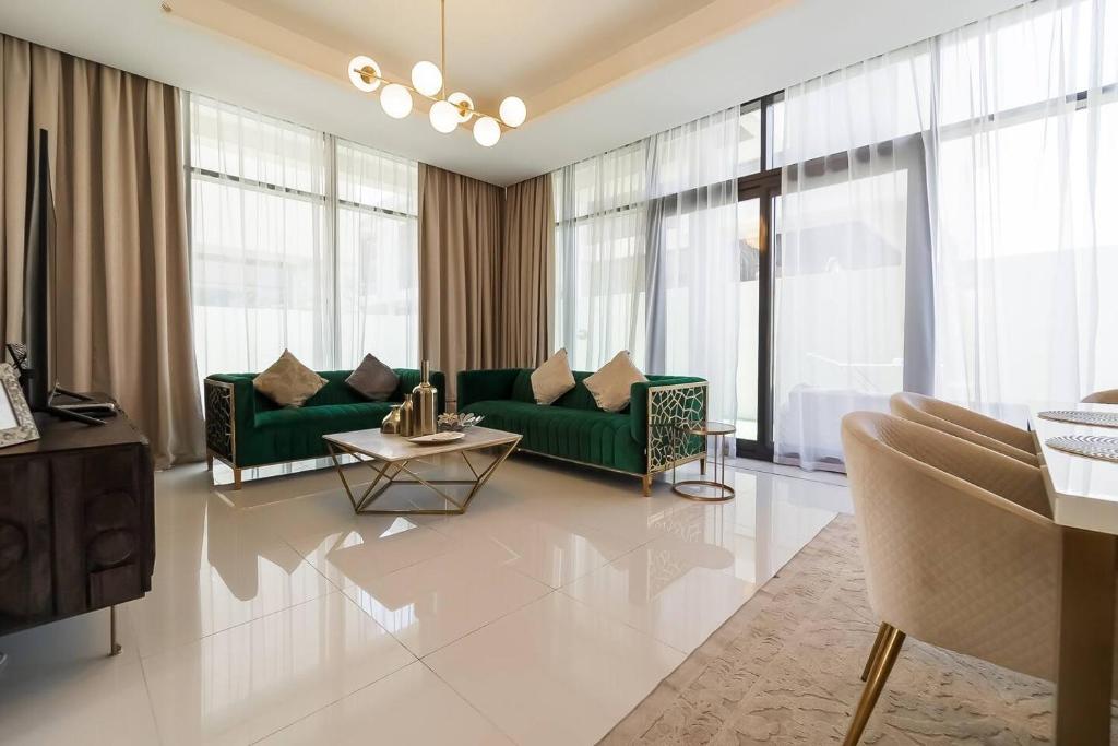 Dubai Marina的住宿－Key View - Calero Vista Villa，客厅设有绿色沙发和窗户。