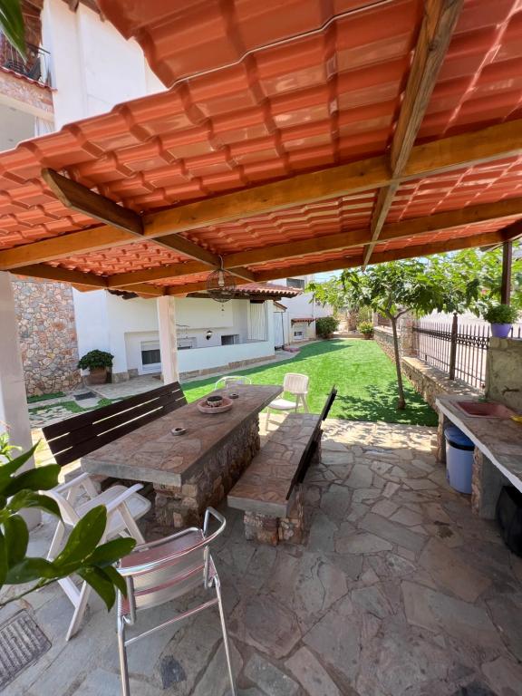 Patio nebo venkovní prostory v ubytování Selinia Villa Nikos Gianna