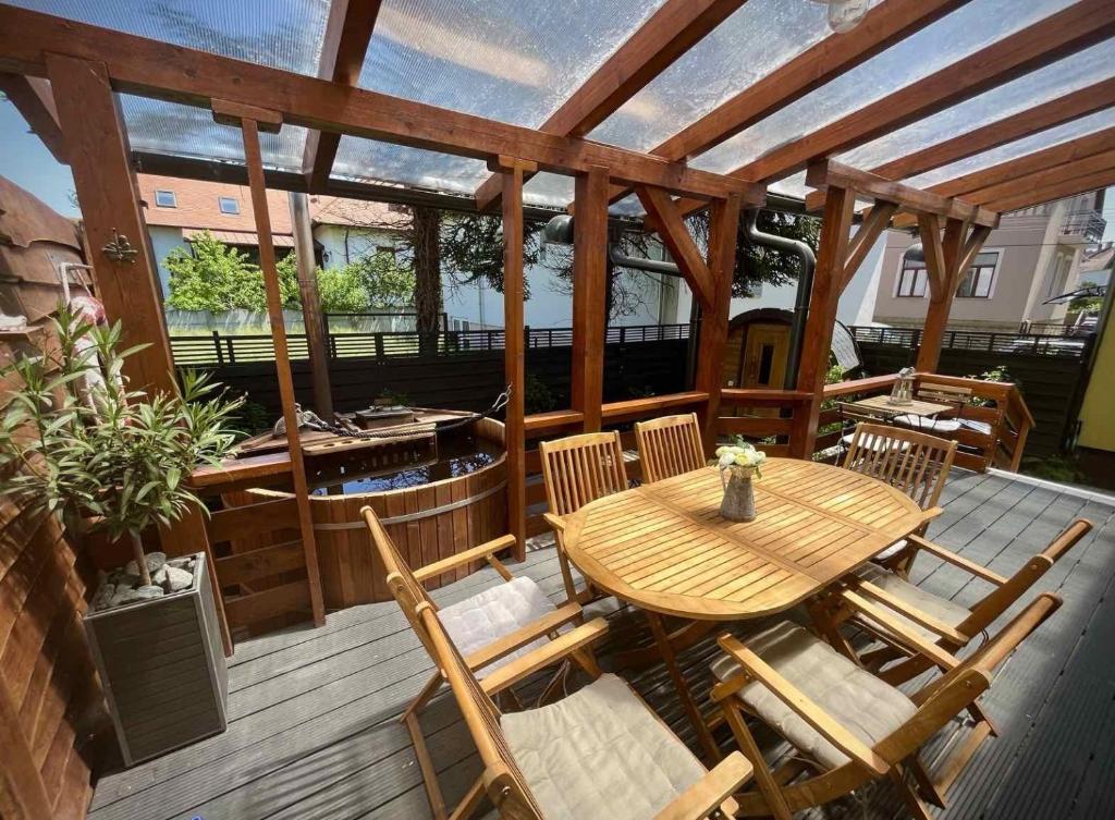 凱斯特海伊的住宿－Péter Dock Boutique Villa Keszthely，木制甲板配有木桌和椅子