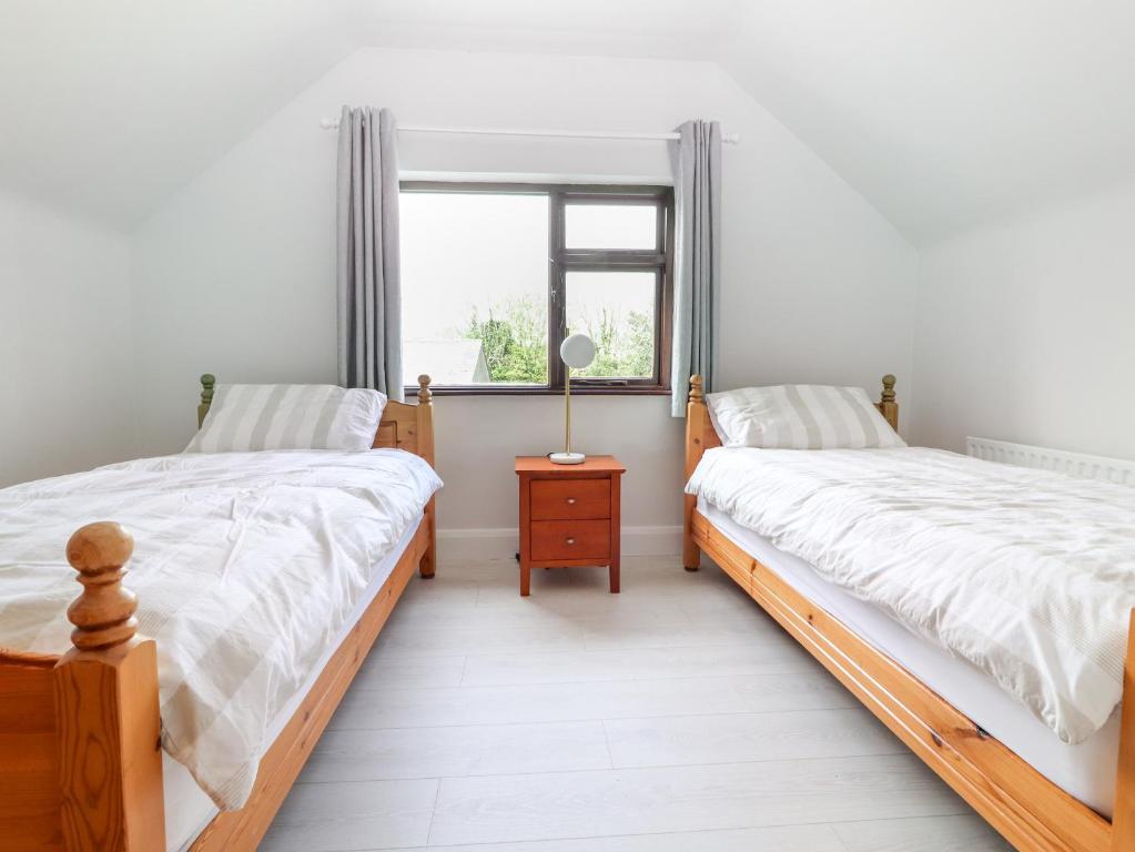 Postel nebo postele na pokoji v ubytování Tonakilla House