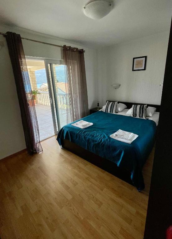 Postel nebo postele na pokoji v ubytování Family House with pool & sea view
