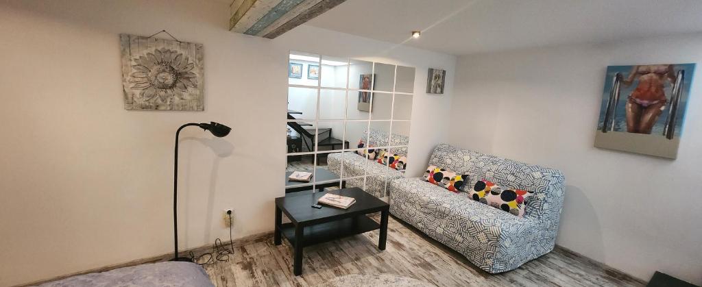 Posezení v ubytování Morii Lake Pool Villa