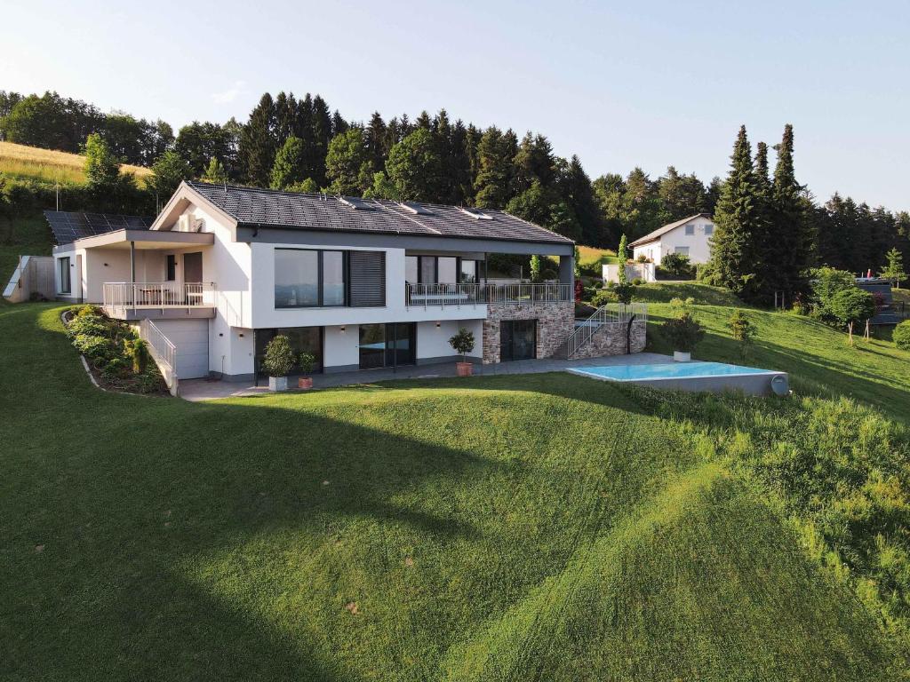 eine Luftansicht eines Hauses mit Hof in der Unterkunft Greim15 --- ganzes Ferienhaus mit Fernsicht, Pool, Wellness in Deutschlandsberg