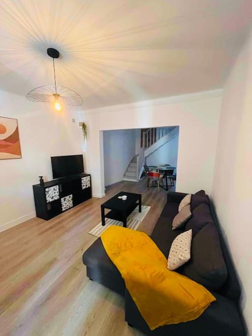 - un salon avec un canapé et un piano dans l'établissement Charmante maison de ville, à Tarascon