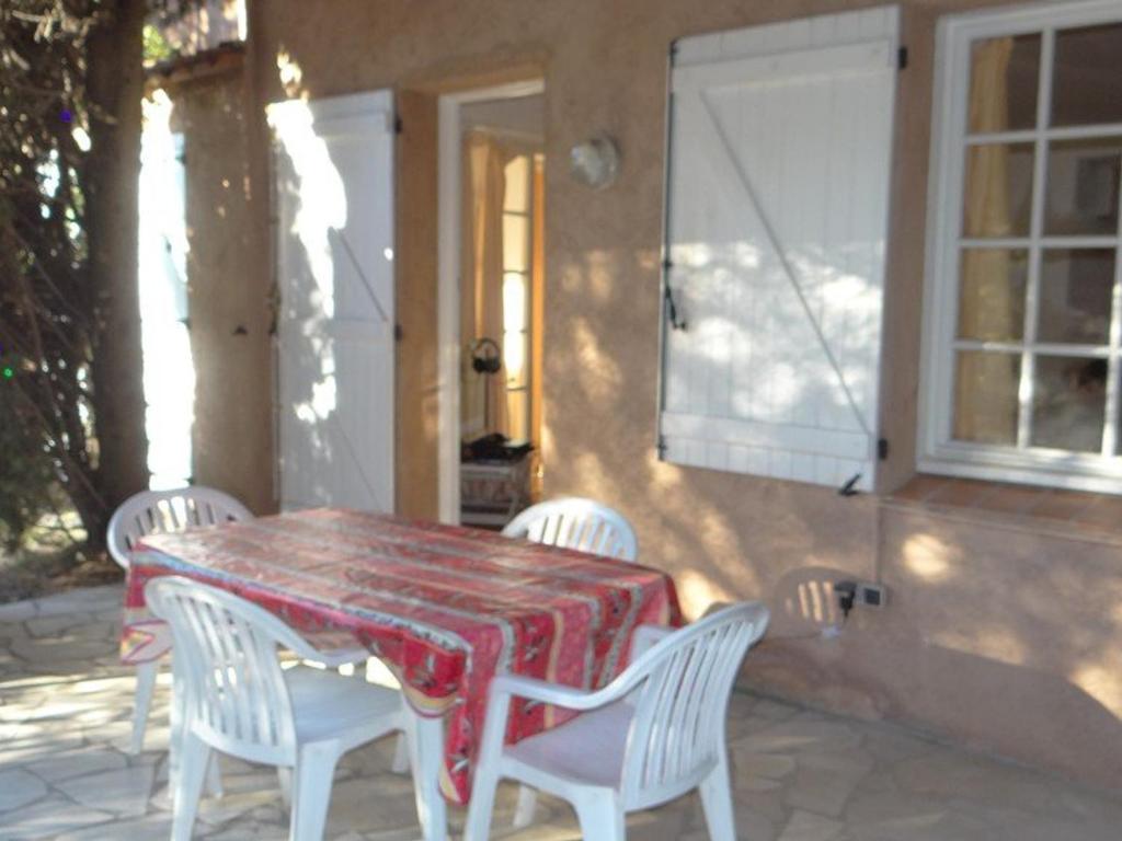 une table et des chaises assises sur une terrasse dans l'établissement Mas avec 3 chambres, jardin, piscine, tennis et proche plage à La Croix-Valmer - FR-1-100-152, à La Croix-Valmer