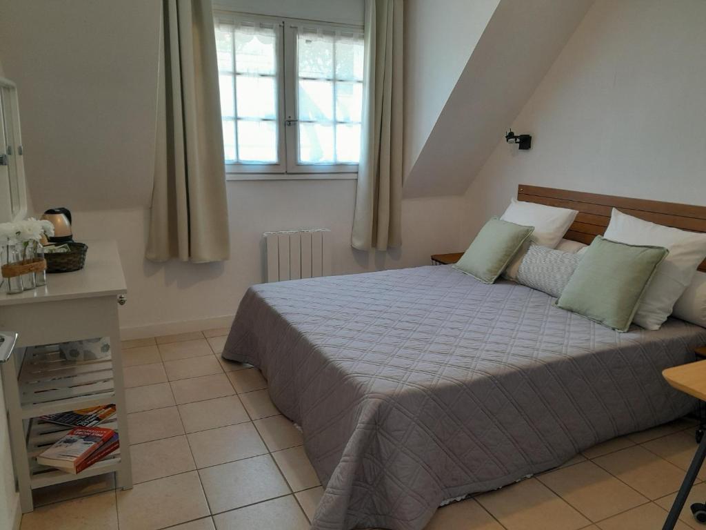 une chambre avec un lit et une fenêtre dans l'établissement La Bretagne de Lila, à Lanester