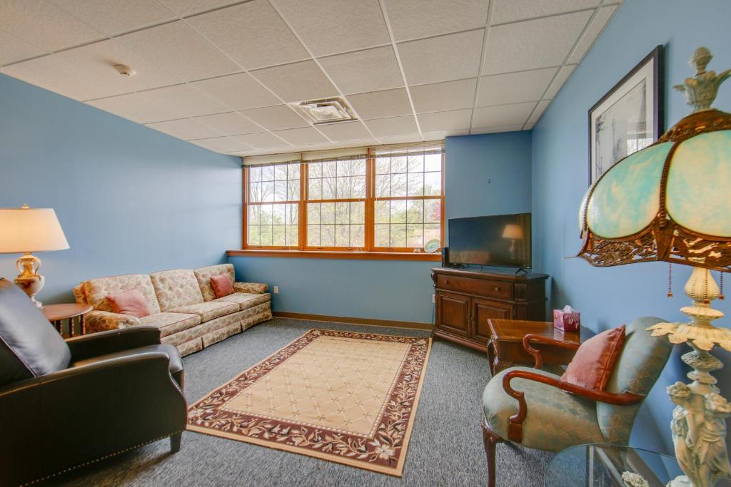 a living room with a couch and a tv at Conference Center and Pond New Kensington Apartment in New Kensington