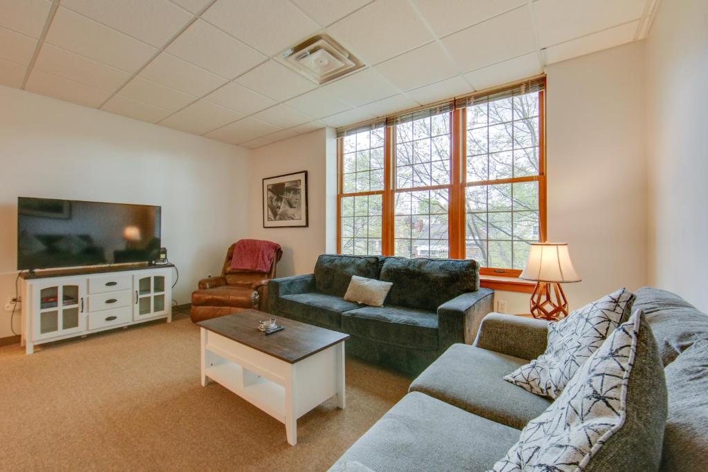 uma sala de estar com 2 sofás e uma televisão de ecrã plano em New Kensington Apartment about 20 Mi to Pittsburgh! em New Kensington