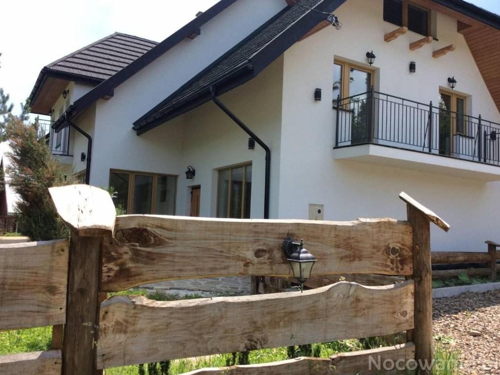 une clôture en bois devant une maison dans l'établissement Chata Bieszczady, à Wetlina