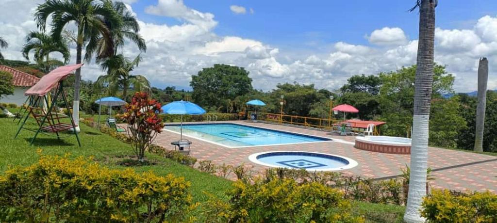 Bazén v ubytování FINCA HOTEL TRADICION CAFETERA nebo v jeho okolí