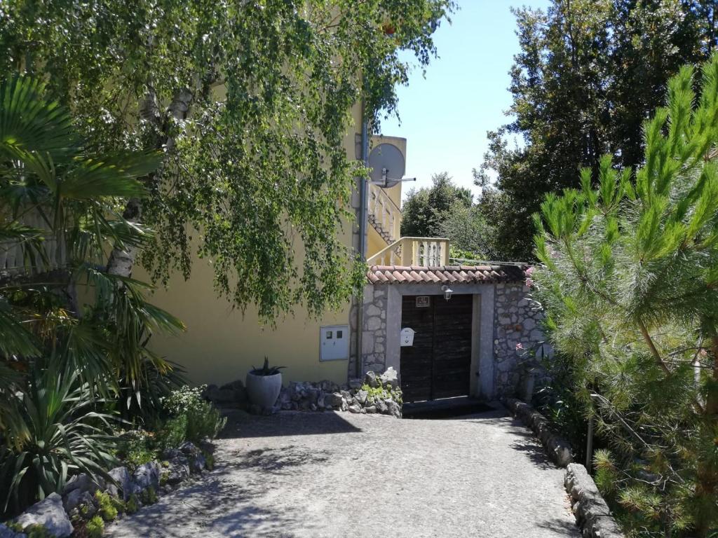 a driveway leading to a building with a garage at Mjesto mira Ort des Friedens in Bribir