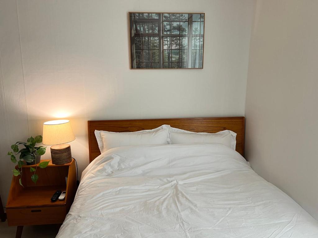 Postel nebo postele na pokoji v ubytování Easy access to Metro