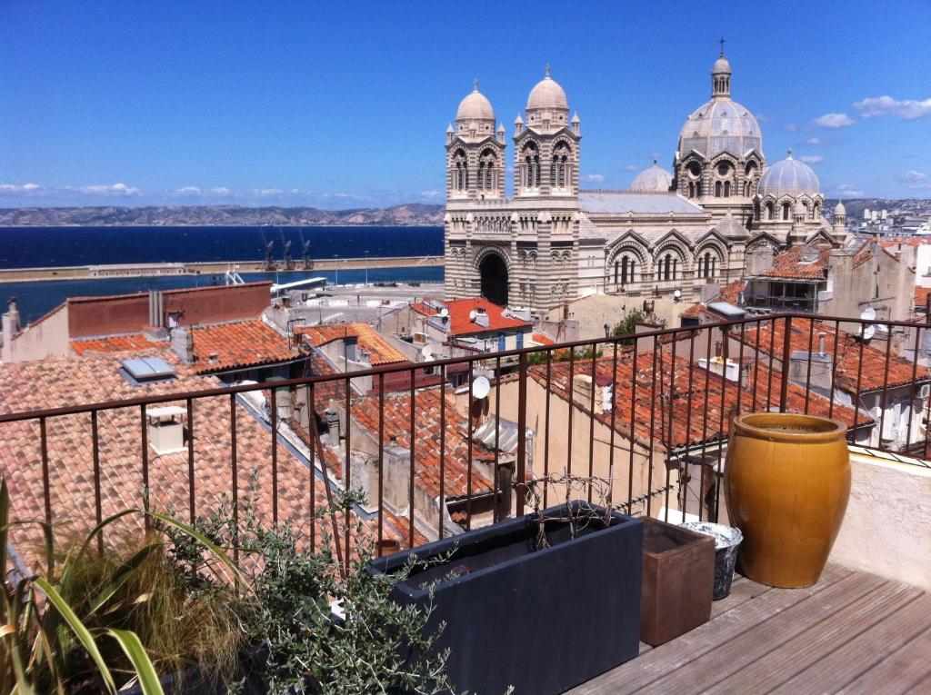 - une vue sur une cathédrale depuis le toit d'un bâtiment dans l'établissement Adoramaar- le loft, à Marseille