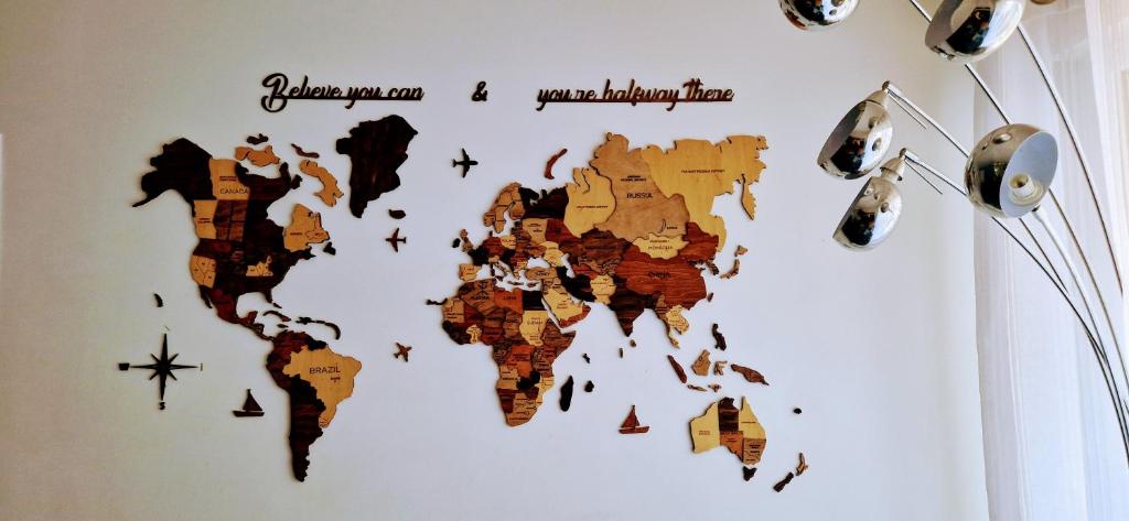Une carte du monde sur un mur dans l'établissement Sweet apartment close to Paris, à Colombes