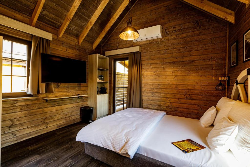 Postel nebo postele na pokoji v ubytování Western Camp Resort