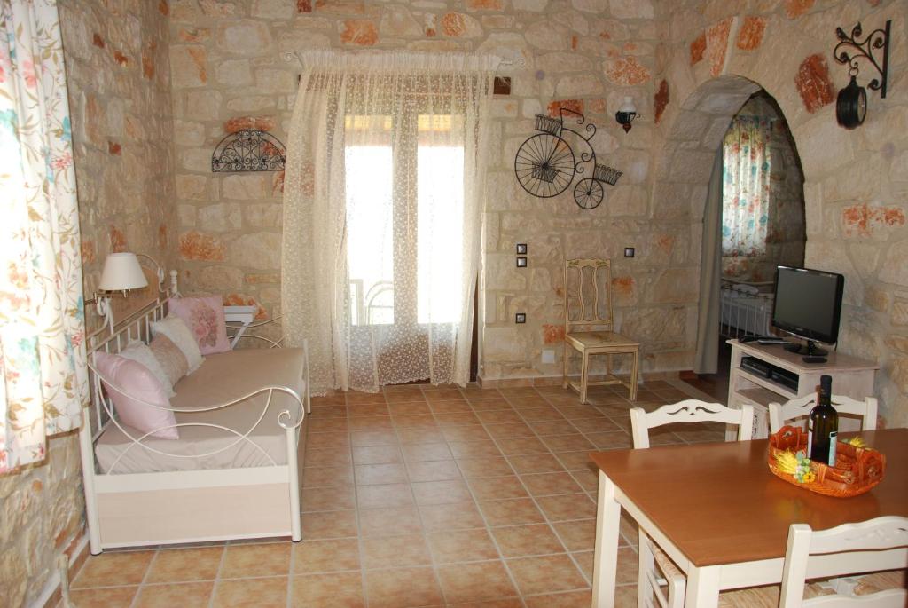 TV a/nebo společenská místnost v ubytování Kavos Psarou Villas