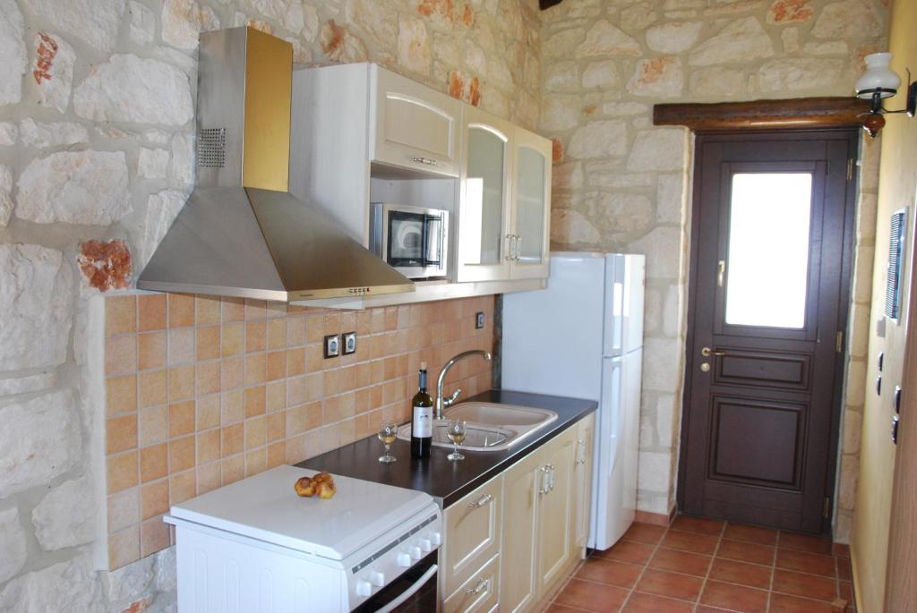 Kuchyň nebo kuchyňský kout v ubytování Kavos Psarou Villas