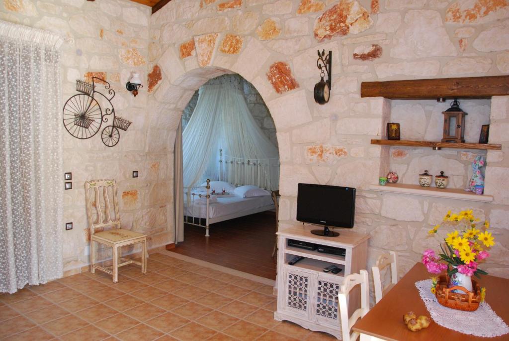 TV a/nebo společenská místnost v ubytování Kavos Psarou Villas