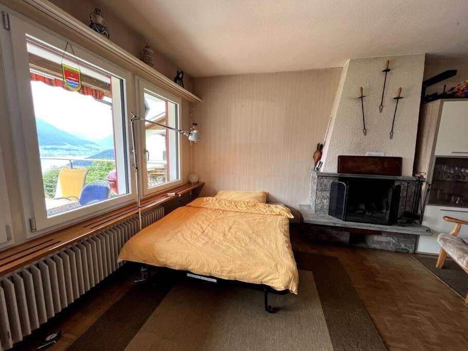Postel nebo postele na pokoji v ubytování Cozy House above Lake Lucerne in car-free Vitznau Mittlerschwanden at Mount Rigi railway