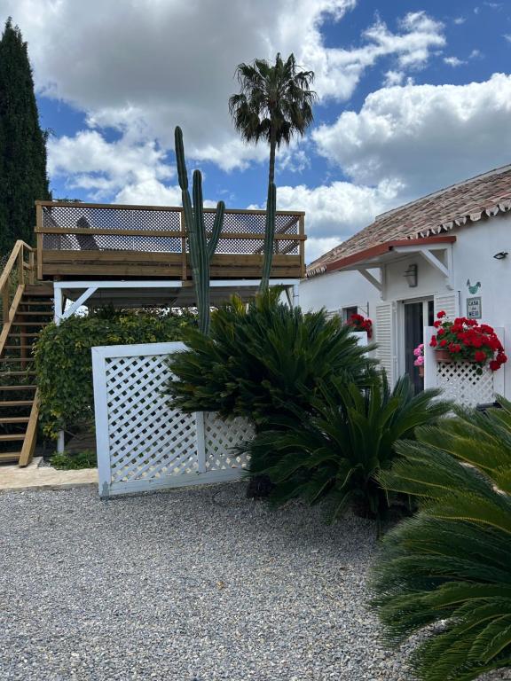 een wit huis met een hek en wat planten bij Casa do Meio- Farm house- Tavira in Tavira