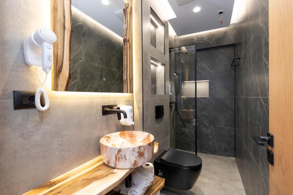 Hotel Joni - 阳台上的高级家庭套房