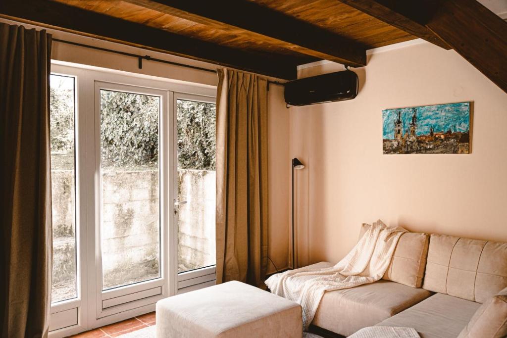 Posezení v ubytování GARDEN OASIS GUEST HOUSE