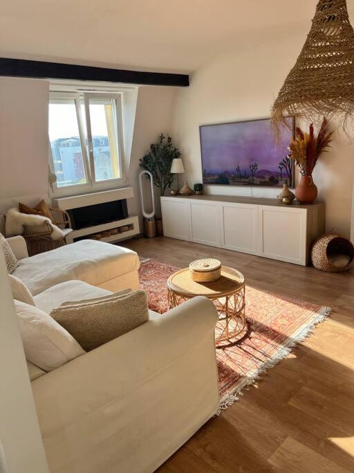 un salon avec une grande télévision à écran plat dans l'établissement Chez Saber et Leila à Mondelange, à Mondelange