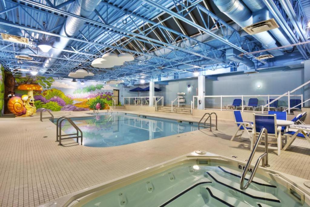 Bazén v ubytování Holiday Inn Express Winnipeg Airport - Polo Park by IHG nebo v jeho okolí